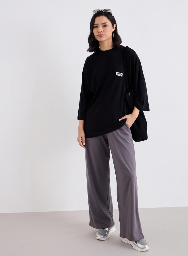 ستايلي تيشيرت فضفاض بتفاصيل شارة - Image 2